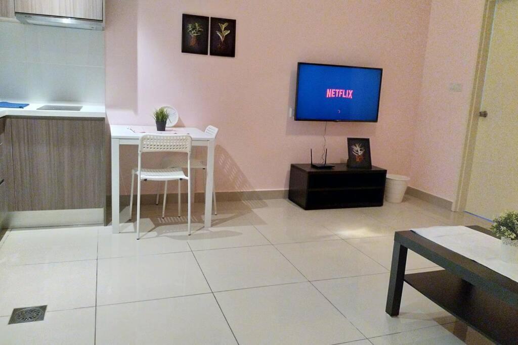 Hyve Studio unit, Lake view, Cyberjaya, Free Wi-Fi, Free Parking, Netflix,Pool Appartement Buitenkant foto