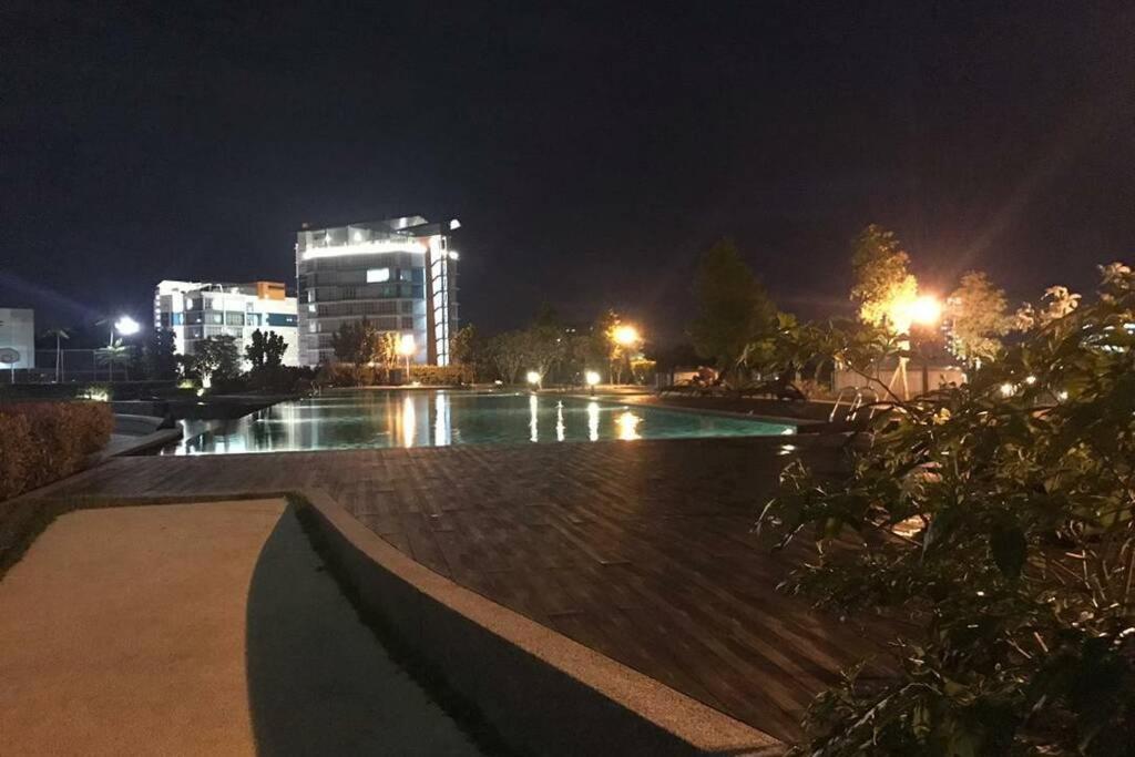 Hyve Studio unit, Lake view, Cyberjaya, Free Wi-Fi, Free Parking, Netflix,Pool Buitenkant foto